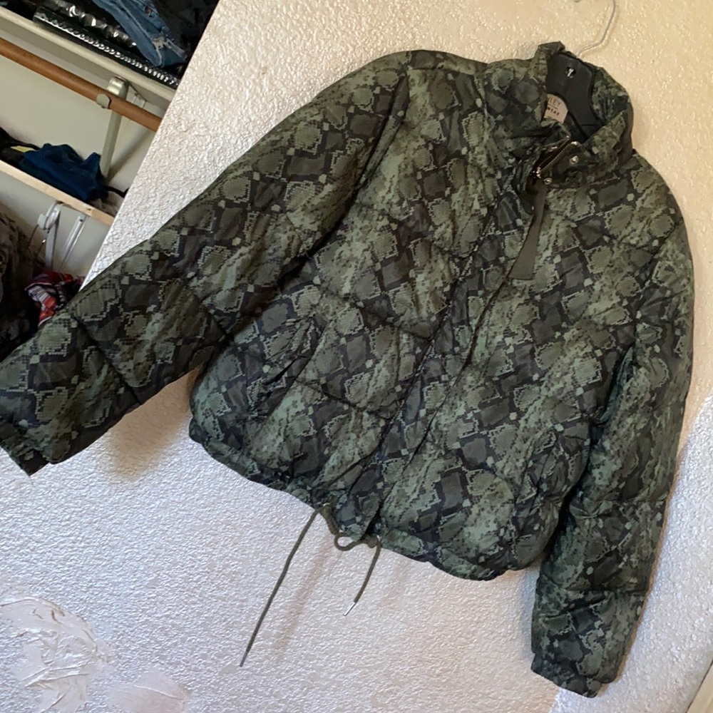 Snake print puffer